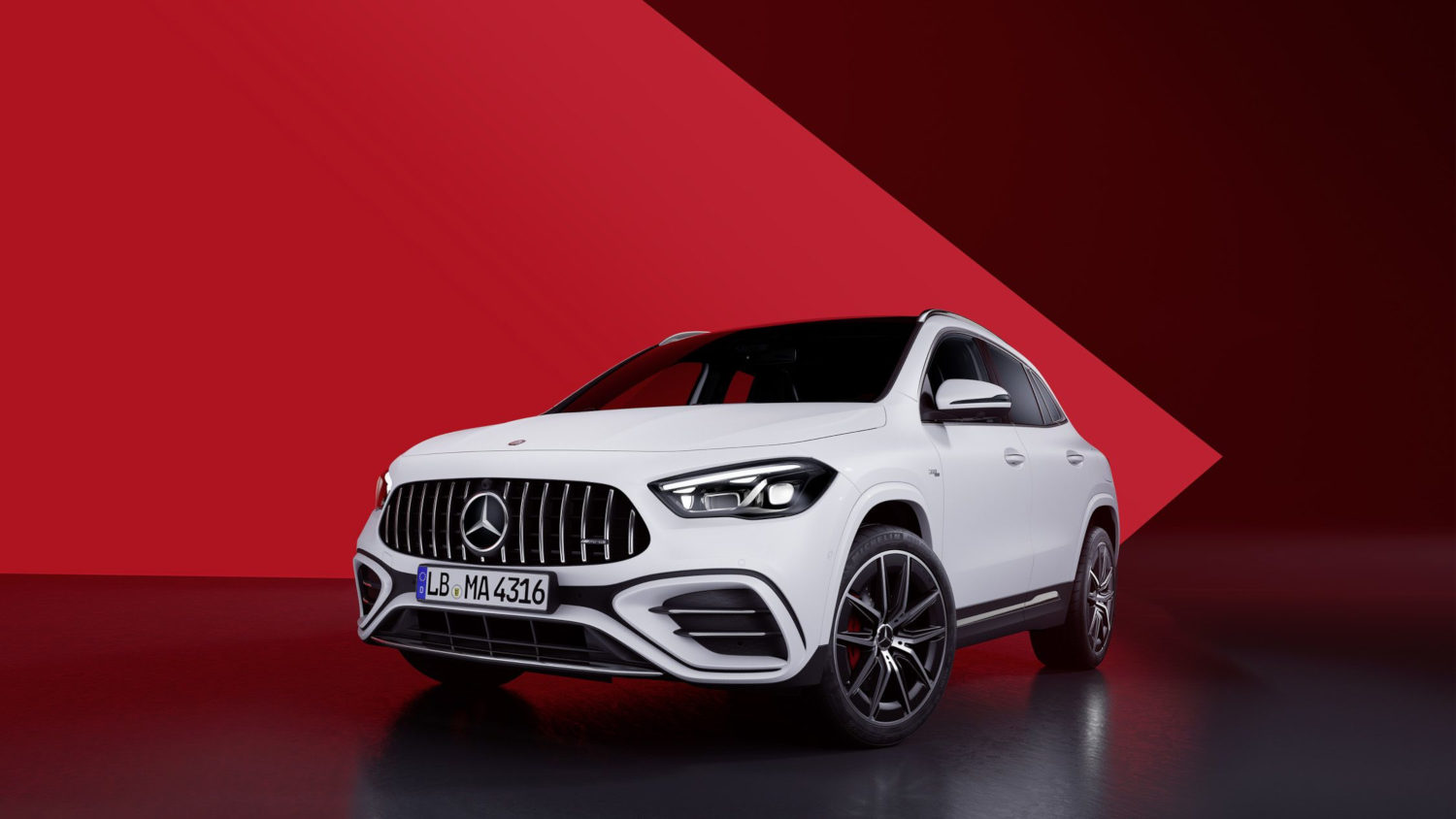 mercedes-amg-gla-2024-suv-drive